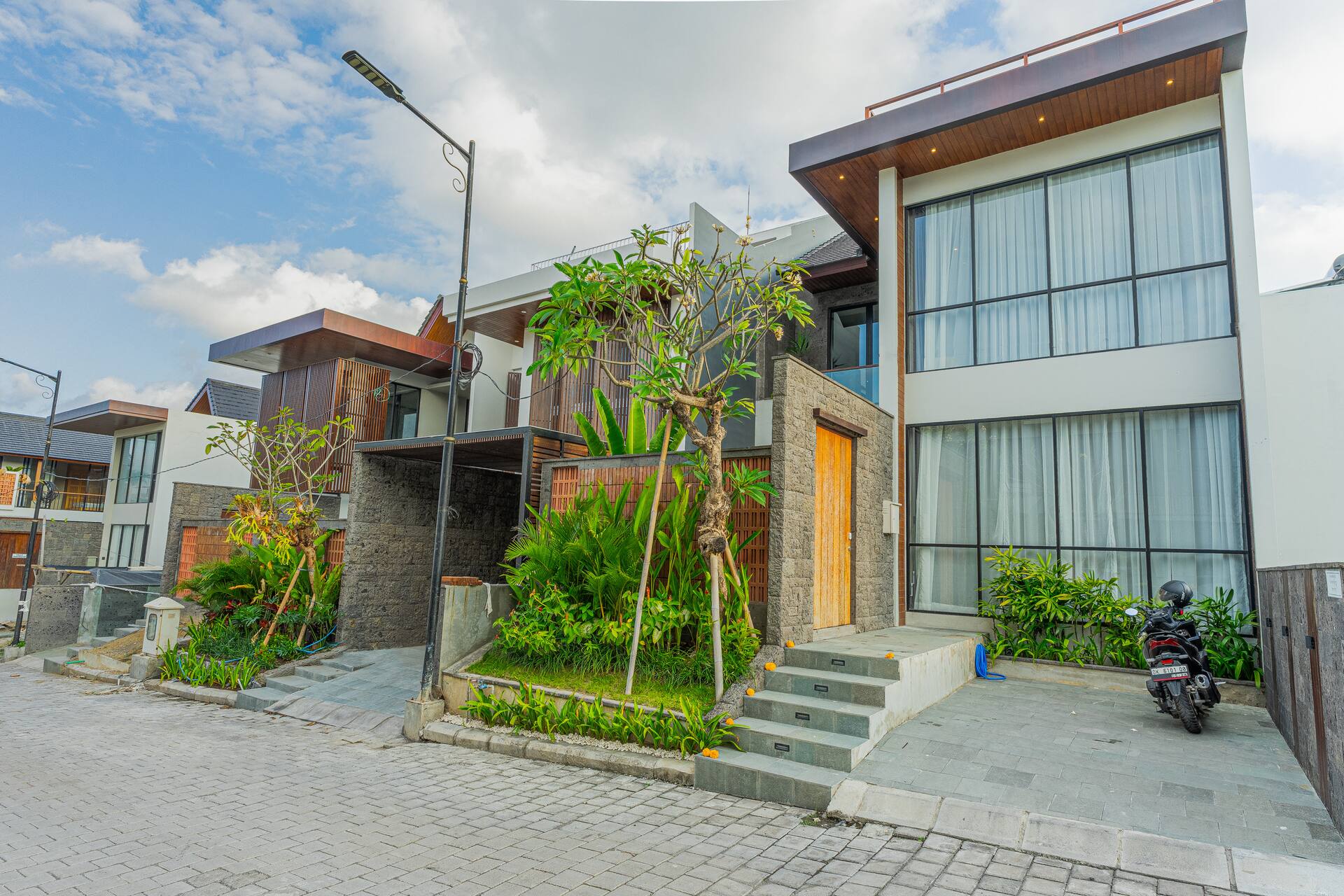 Central Tropical Hideaway 3 Bedroom Private Villa in Canggu — image 1