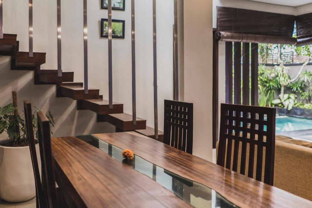 Poolside Balcony Retreat 2 Bedroom Private Villa in Canggu — image 10