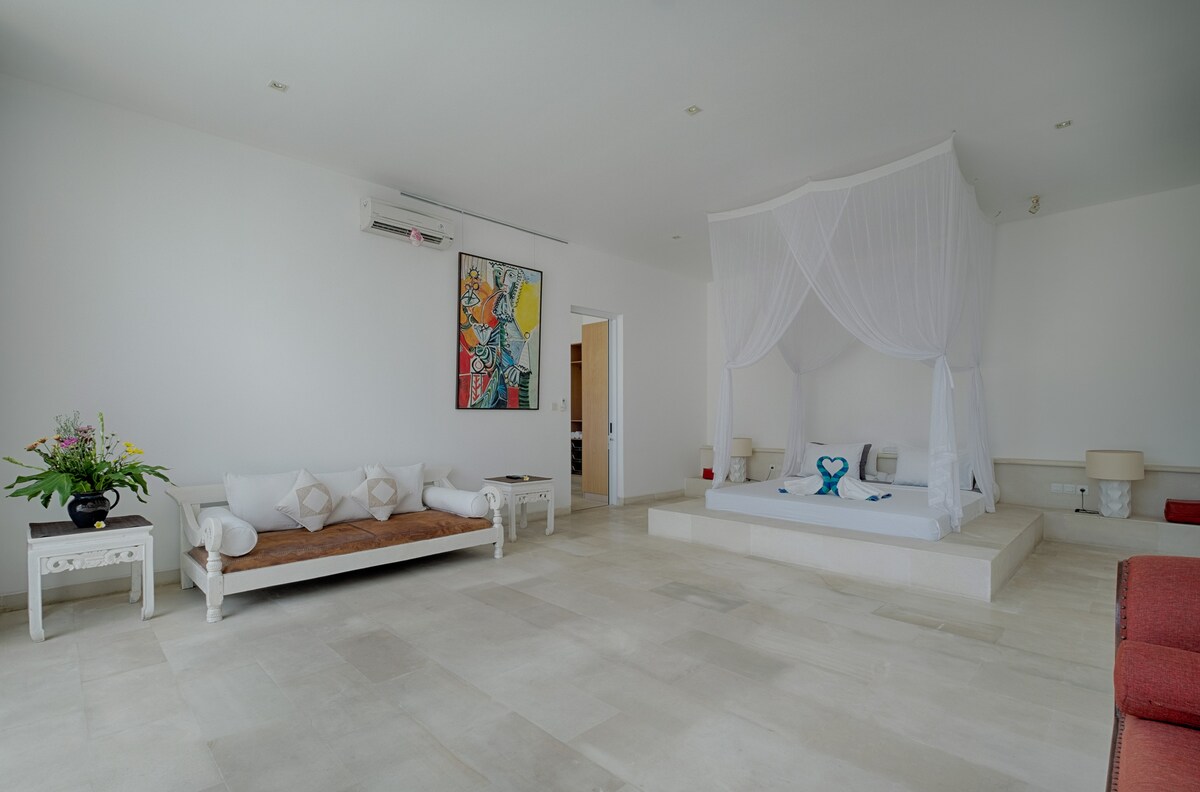 Luminous White Sanctuary 3 Bedroom Private Villa in Canggu — image 9