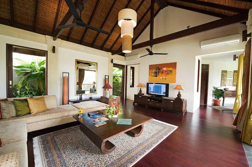 Sunlit Luxe Sanctuary 3 Bedroom Private Villa in Jimbaran — image 2