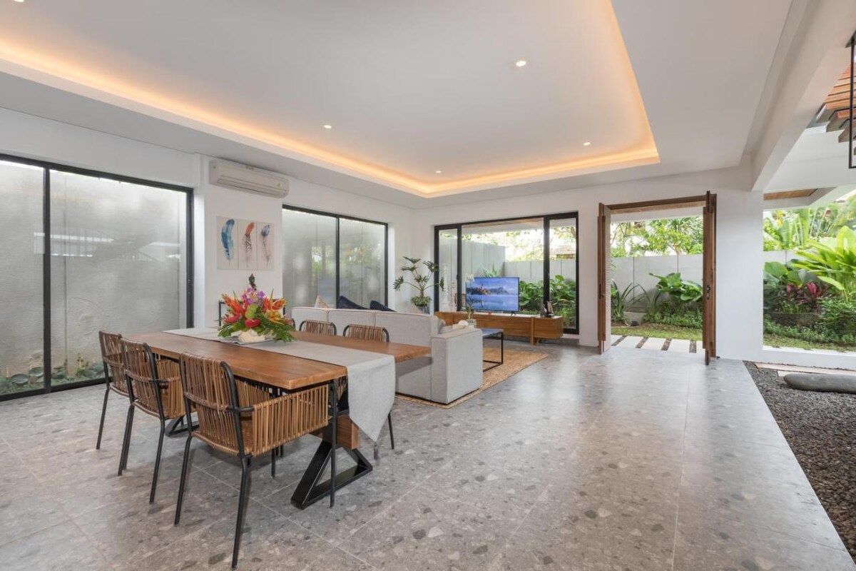 Grand Modern Sanctuary 5 Bedroom Private Villa in Canggu — image 1