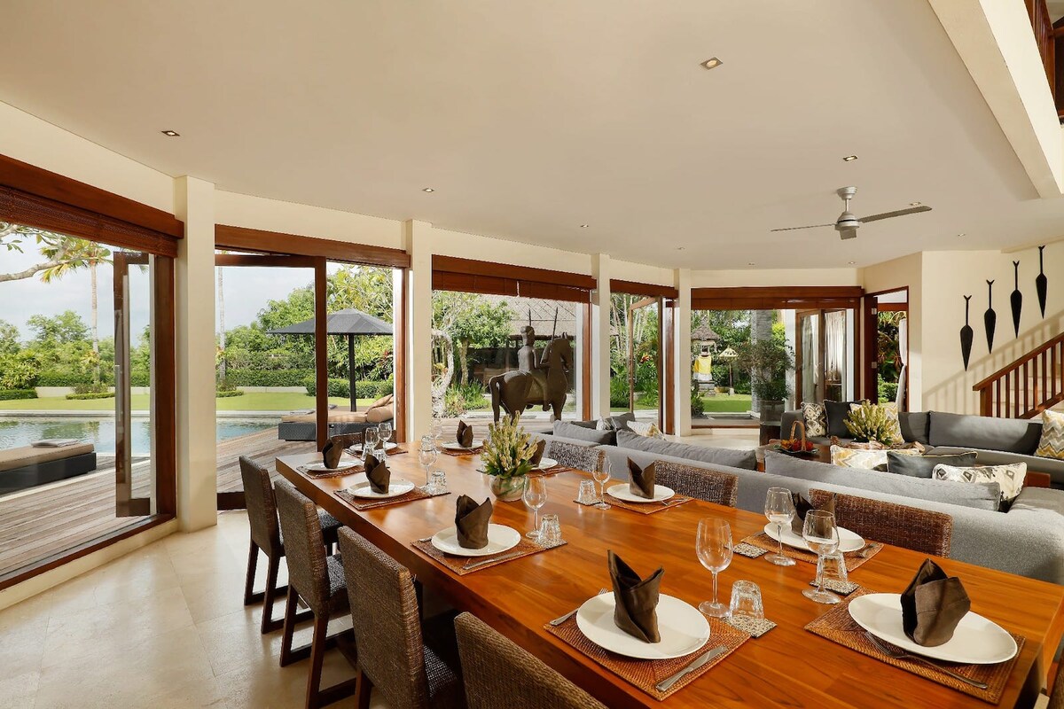 Grand Coastal Estate 6 Bedroom Private Villa in Jimbaran