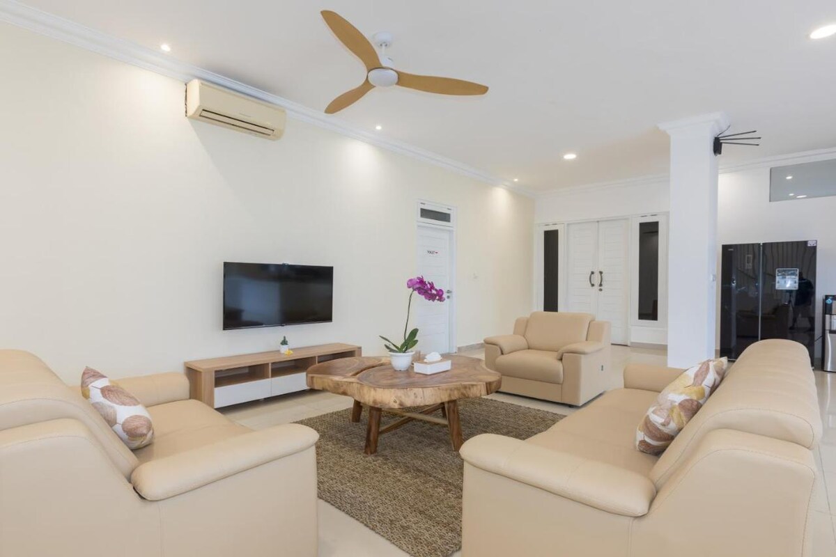 Spacious Modern Retreat 3 Bedroom Private Villa in Jimbaran — image 1