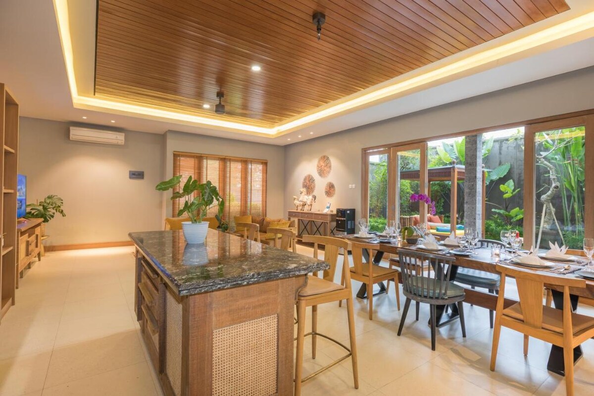 Lush Teakwood Sanctuary 2 Bedroom Private Villa in Canggu — image 7