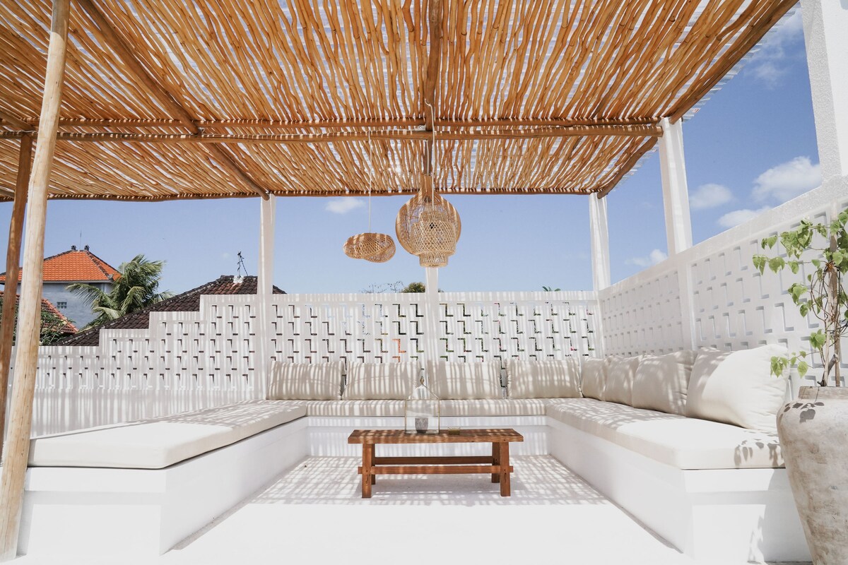 Sleek Designer Retreat 4 Bedroom Private Villa in Canggu — image 1