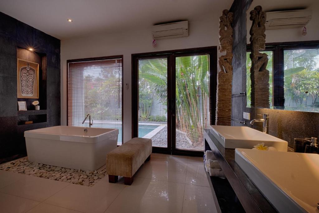 Romantic Poolside Hideaway 1 Bedroom Private Villa in Canggu — image 3
