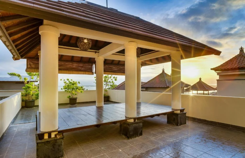 Elegant 6-Bedroom Villa with Huge Sofa Lounge & Open-Air Living in Nusa Dua — image 5