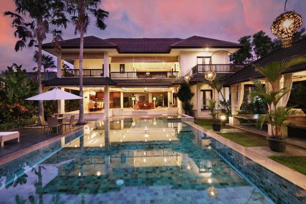 Elegant 6-Bedroom Villa with Huge Sofa Lounge & Open-Air Living in Nusa Dua — image 13