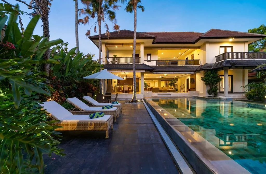 Elegant 6-Bedroom Villa with Huge Sofa Lounge & Open-Air Living in Nusa Dua — image 10