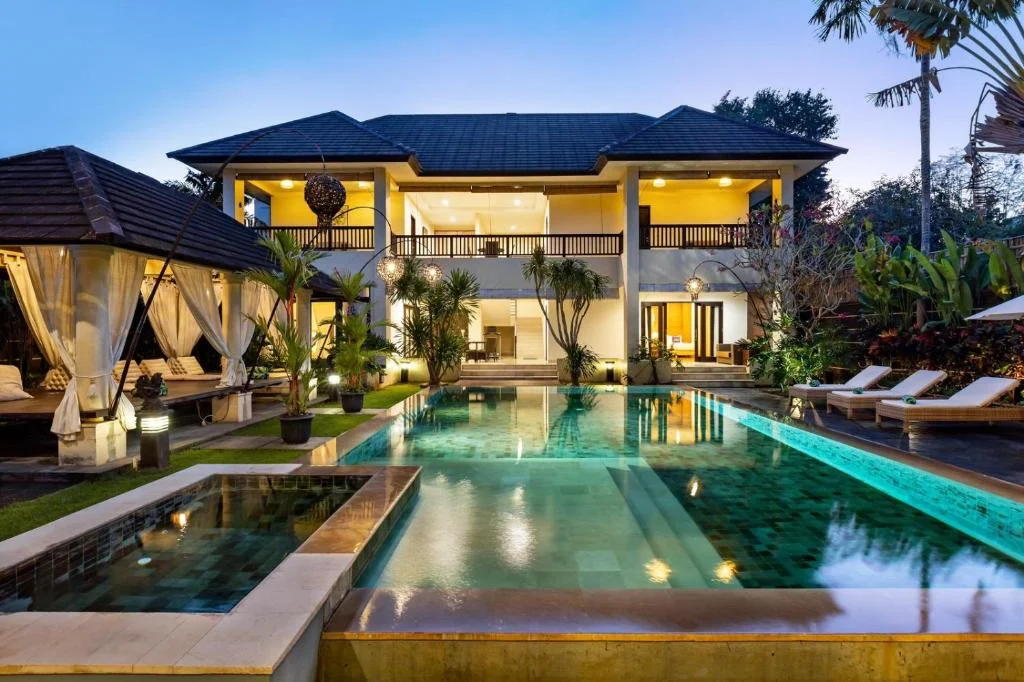 Elegant 6-Bedroom Villa with Huge Sofa Lounge & Open-Air Living in Nusa Dua