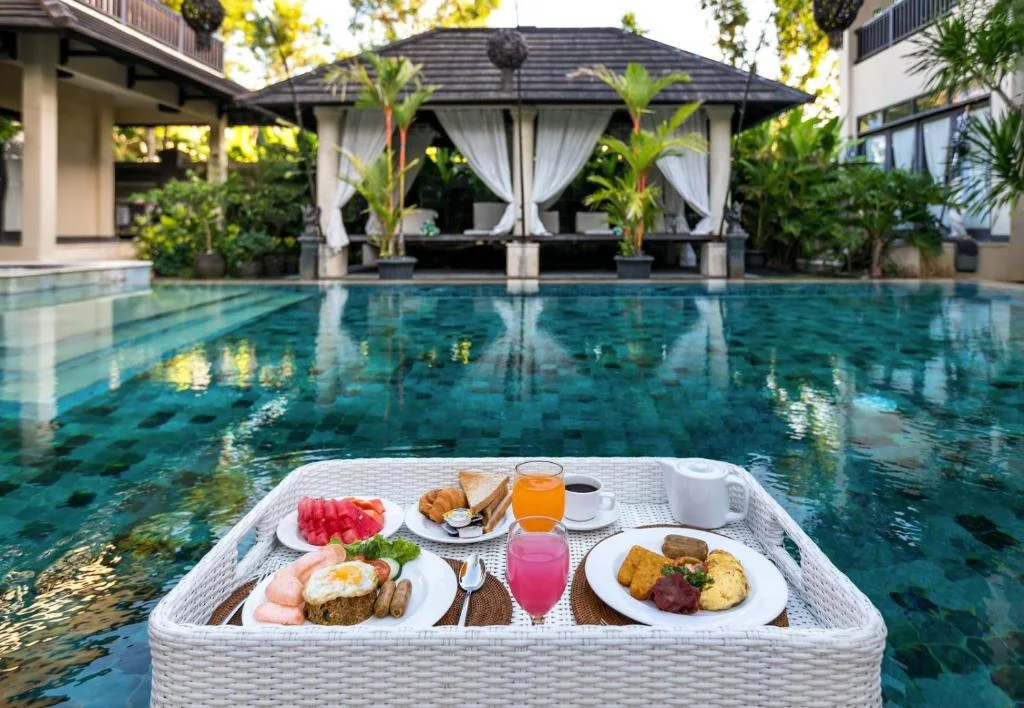 Elegant 6-Bedroom Villa with Huge Sofa Lounge & Open-Air Living in Nusa Dua — image 4