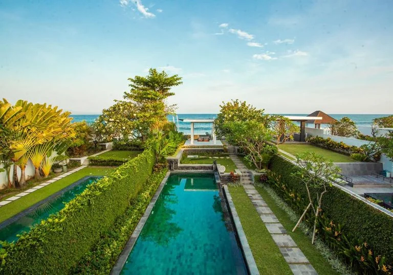 Your Dream Bali Escape: Elegant 3-Bedroom Beachfront Villa with Infinity Pools — image 7