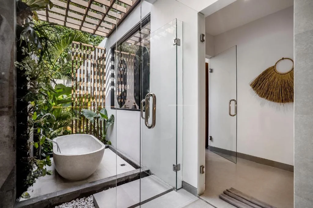 Elegant 4-Bedroom Jungle Villa Near Ubud Center with Infinity Pool — image 8