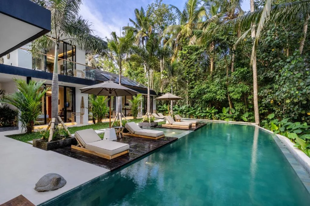 Elegant 4-Bedroom Jungle Villa Near Ubud Center with Infinity Pool — image 15