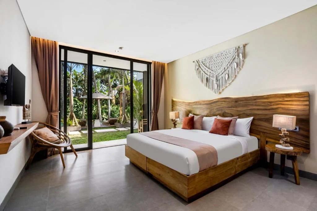 Elegant 4-Bedroom Jungle Villa Near Ubud Center with Infinity Pool — image 14