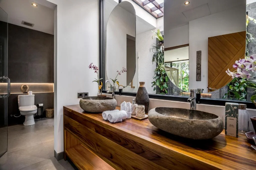 Elegant 4-Bedroom Jungle Villa Near Ubud Center with Infinity Pool — image 11