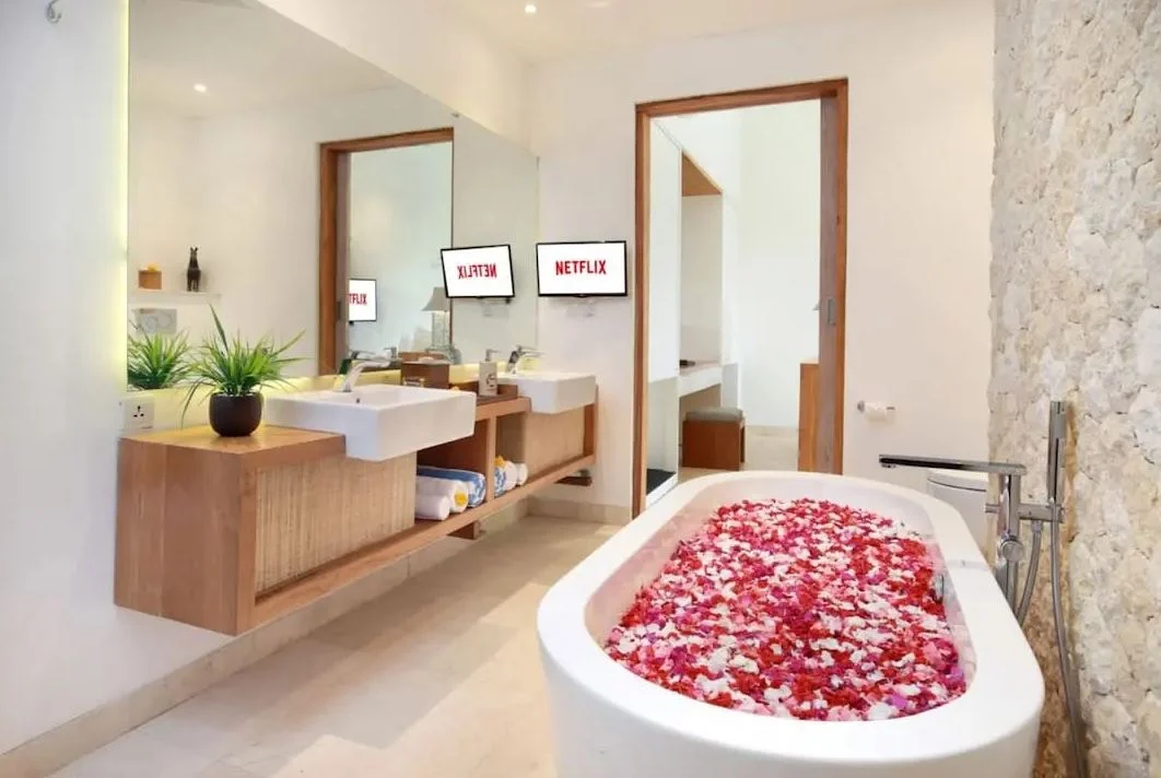 1BR Honeymoon Villa with Ocean View and Private Pool in Jimbaran — image 5