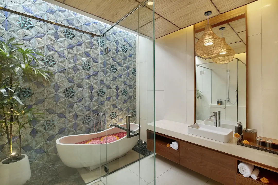 Romantic 1–2BR Villa with Private Pool & Bathtub in Sanur — image 6