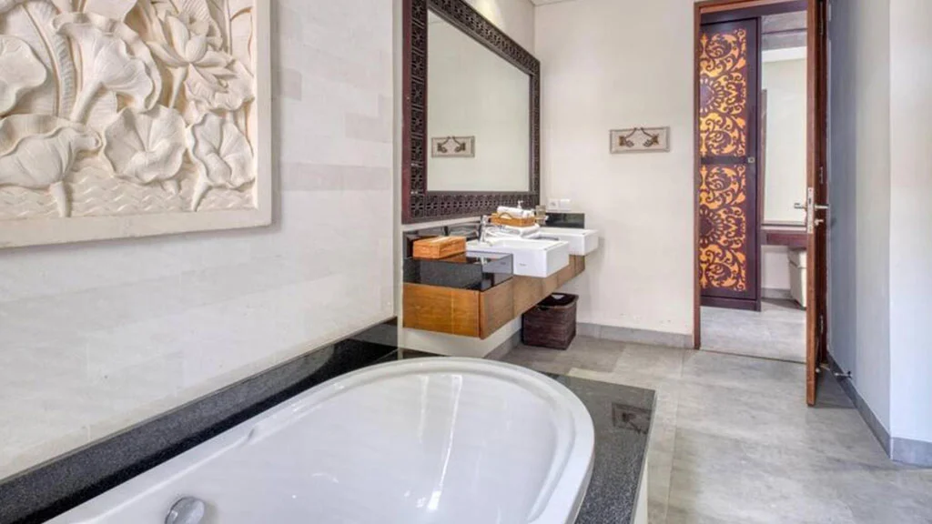 Beachfront 4-Bedroom Villa with Infinity Pool in Sanur – Direct Beach Access — image 12