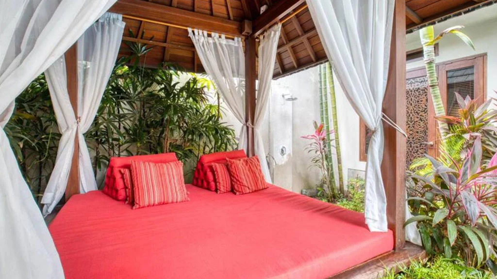 Beachfront 4-Bedroom Villa with Infinity Pool in Sanur – Direct Beach Access — image 9
