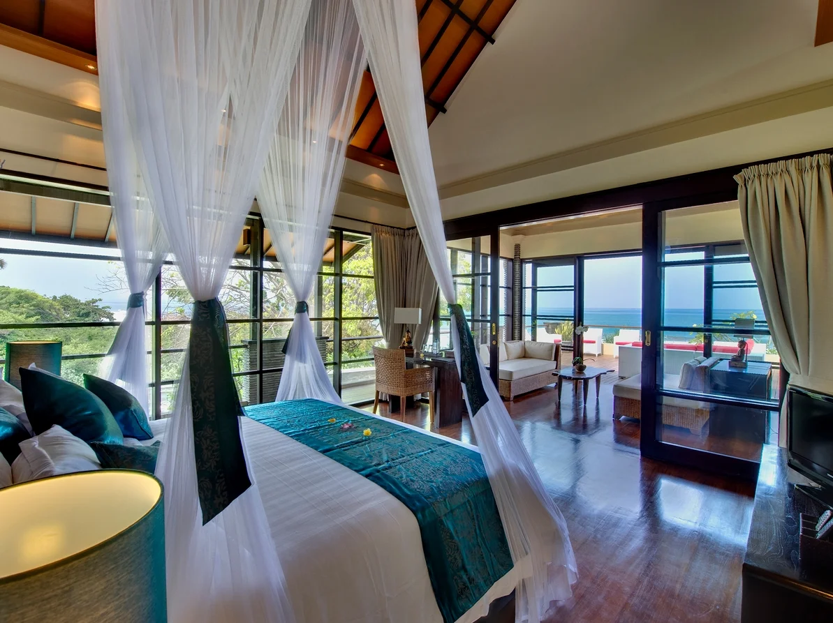 Beachfront 5BR Luxury Villa in Batubelig – Ocean Views and Rooftop Terrace – BVI2305 — image 10