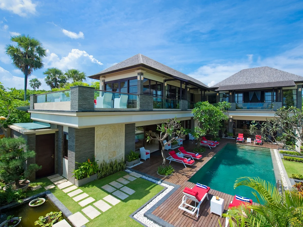 Beachfront 5BR Luxury Villa in Batubelig – Ocean Views and Rooftop Terrace – BVI2305 — image 11