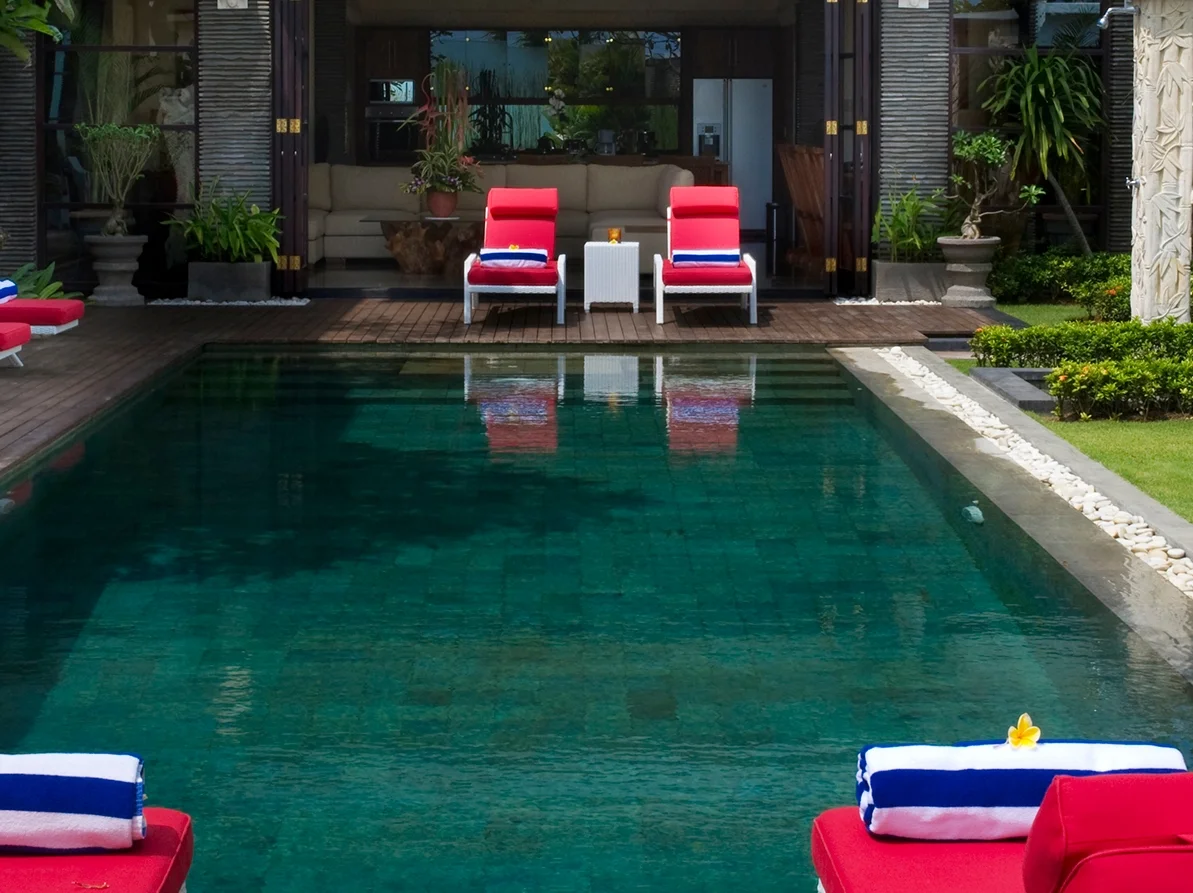Beachfront 5BR Luxury Villa in Batubelig – Ocean Views and Rooftop Terrace – BVI2305 — image 12