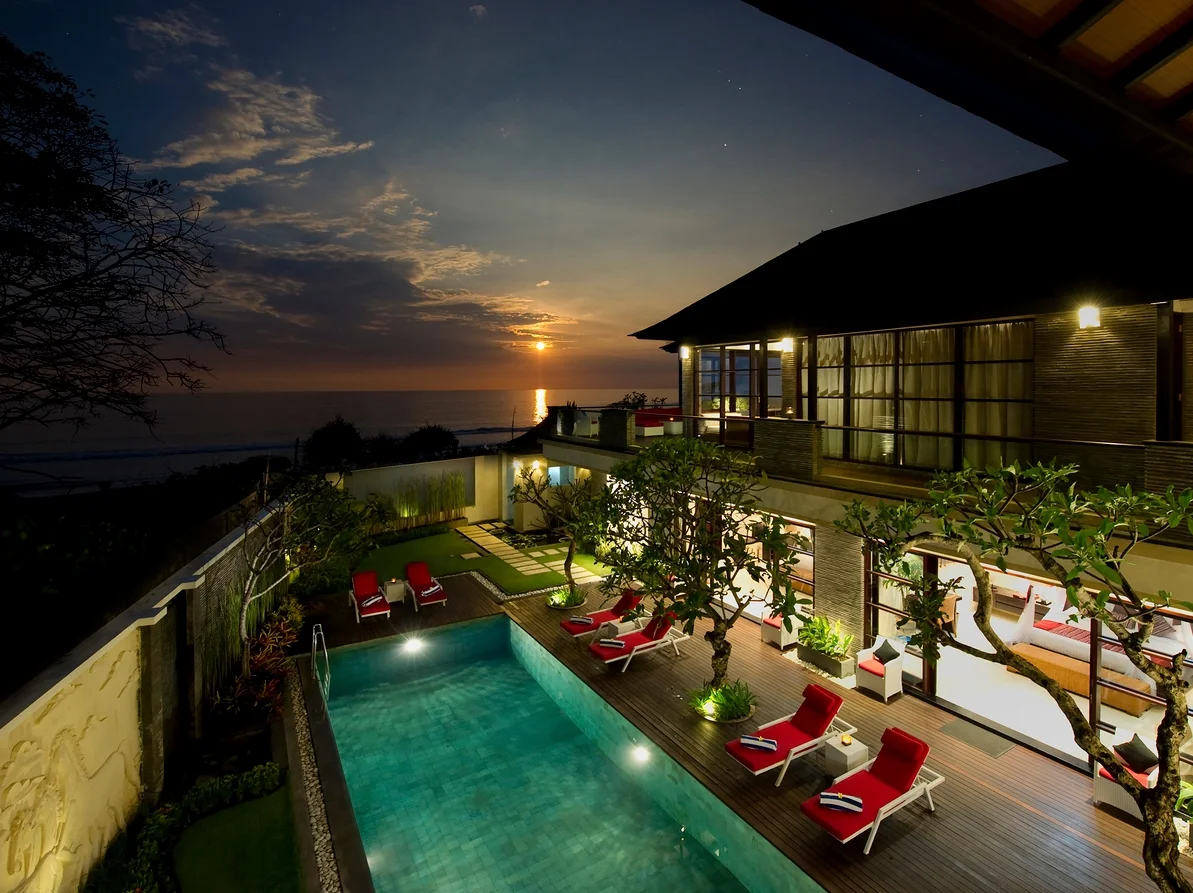 Beachfront 5BR Luxury Villa in Batubelig – Ocean Views and Rooftop Terrace – BVI2305