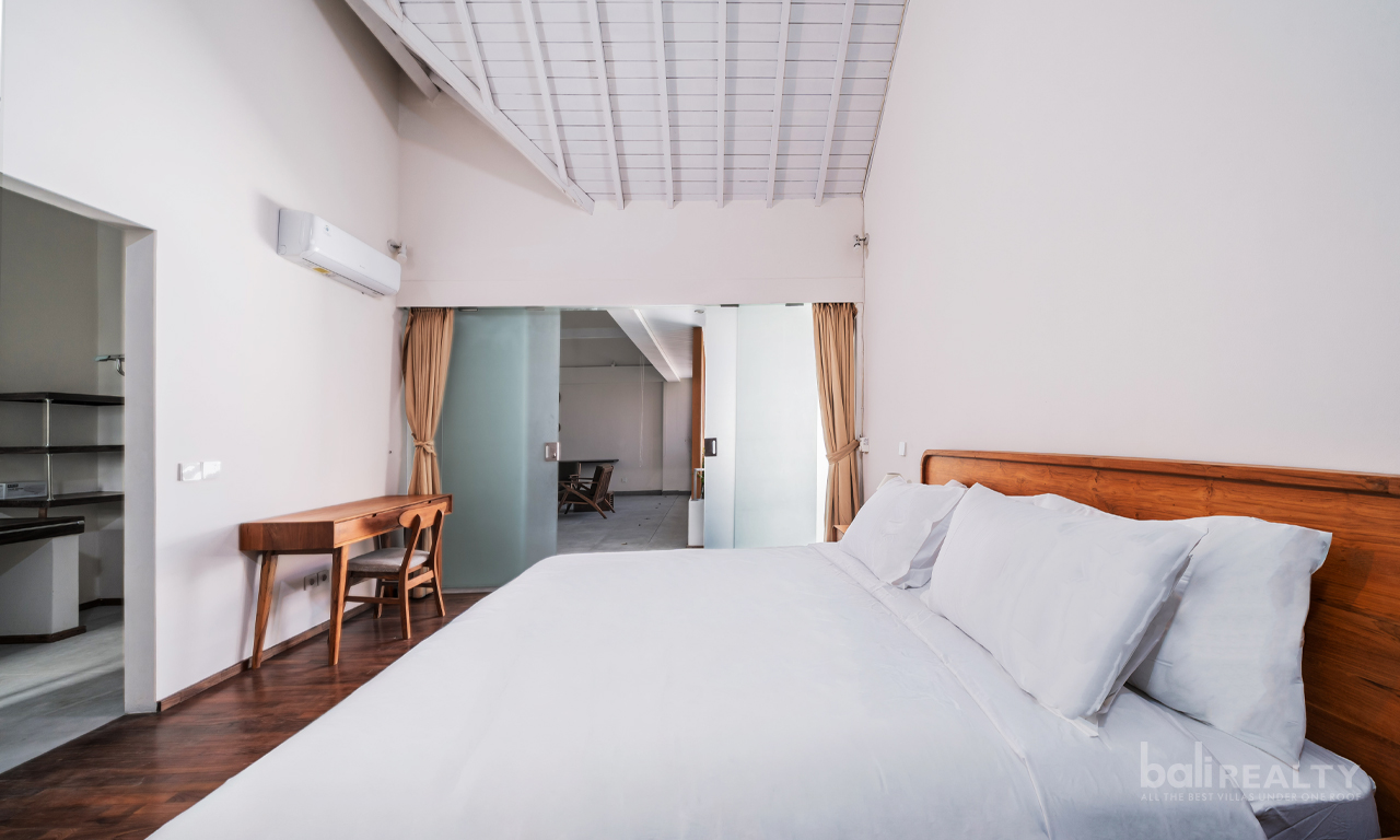 Contemporary Three-Bedroom Villa in Strategic Berawa, Minutes from the Beach 2990 — image 5