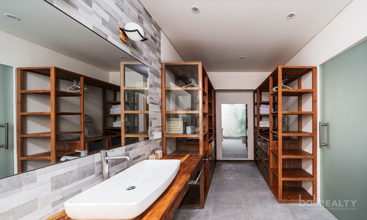 Contemporary Three-Bedroom Villa in Strategic Berawa, Minutes from the Beach 2990 — image 6