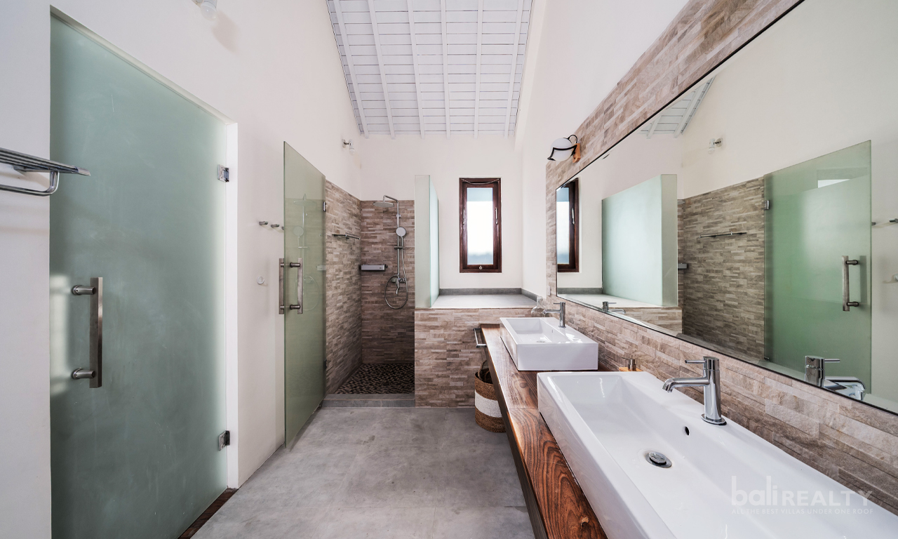 Contemporary Three-Bedroom Villa in Strategic Berawa, Minutes from the Beach 2990 — image 8