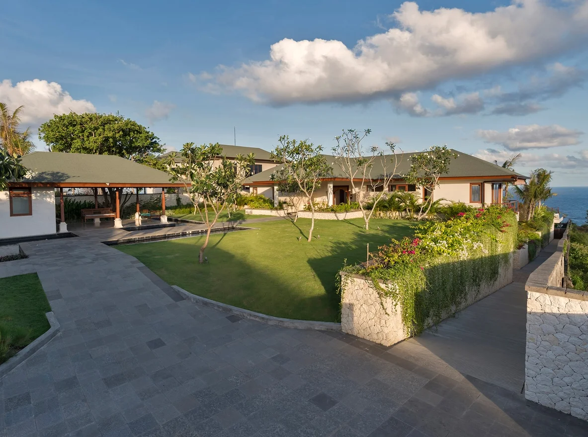 Cliff-Top 4BR Villa with Infinity Pool & Ocean Views in Bukit – BVI3335 — image 3