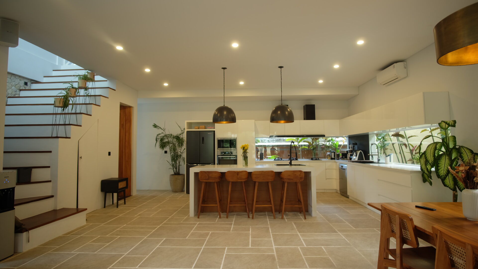 Spacious family villa near the beach — image 4