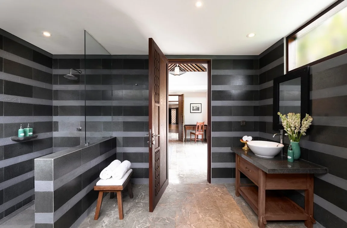 Elegant 5-Bedroom Villa with Rice Field View in Seseh, Canggu — image 18
