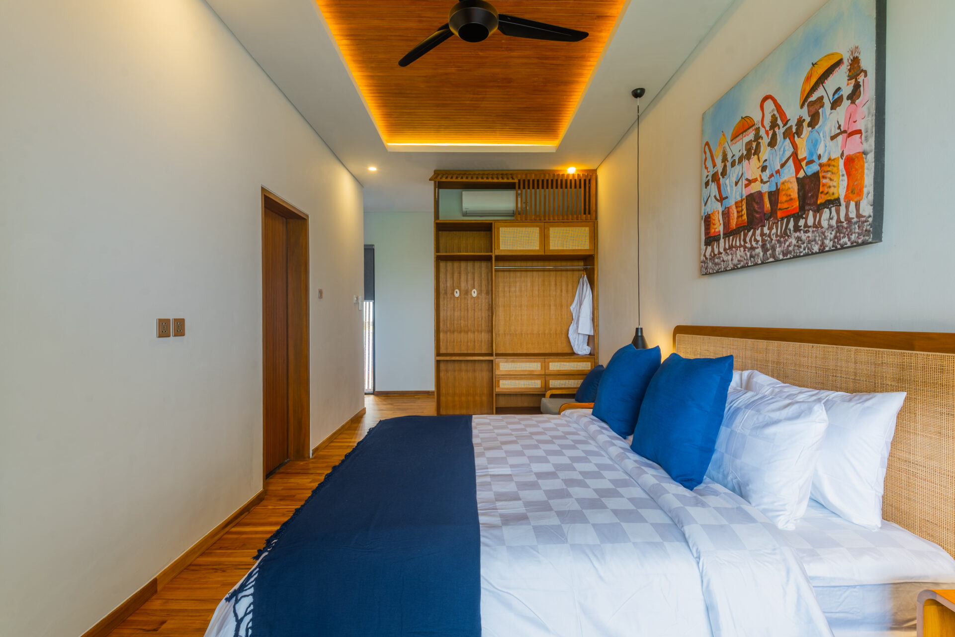 Modern 4-Bedroom Rice Field Villa in Pererenan — image 18
