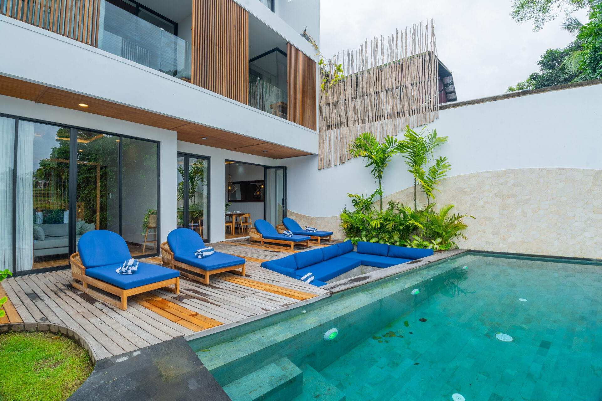 Modern 4-Bedroom Rice Field Villa in Pererenan — image 2