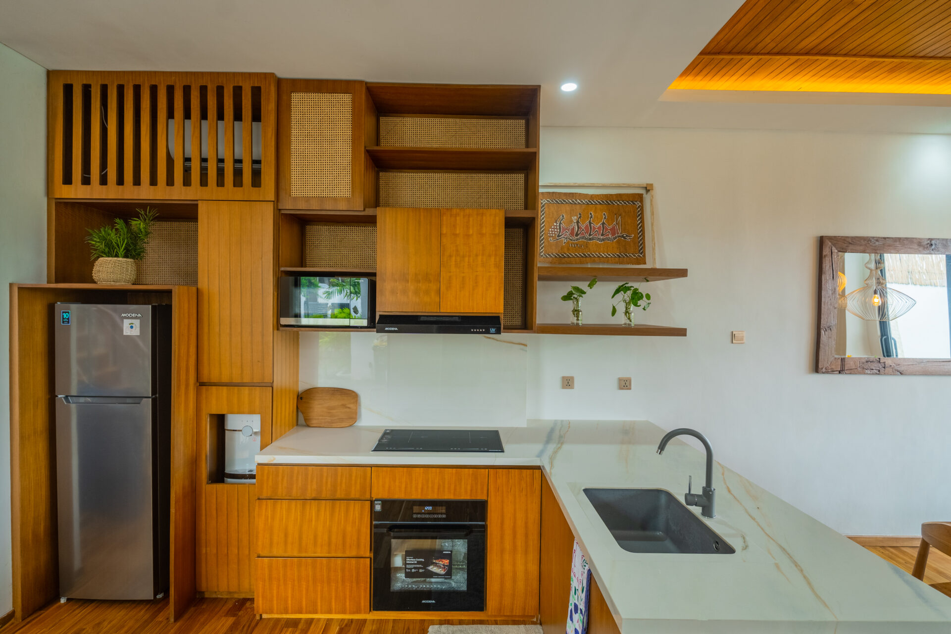 Modern 4-Bedroom Rice Field Villa in Pererenan — image 3
