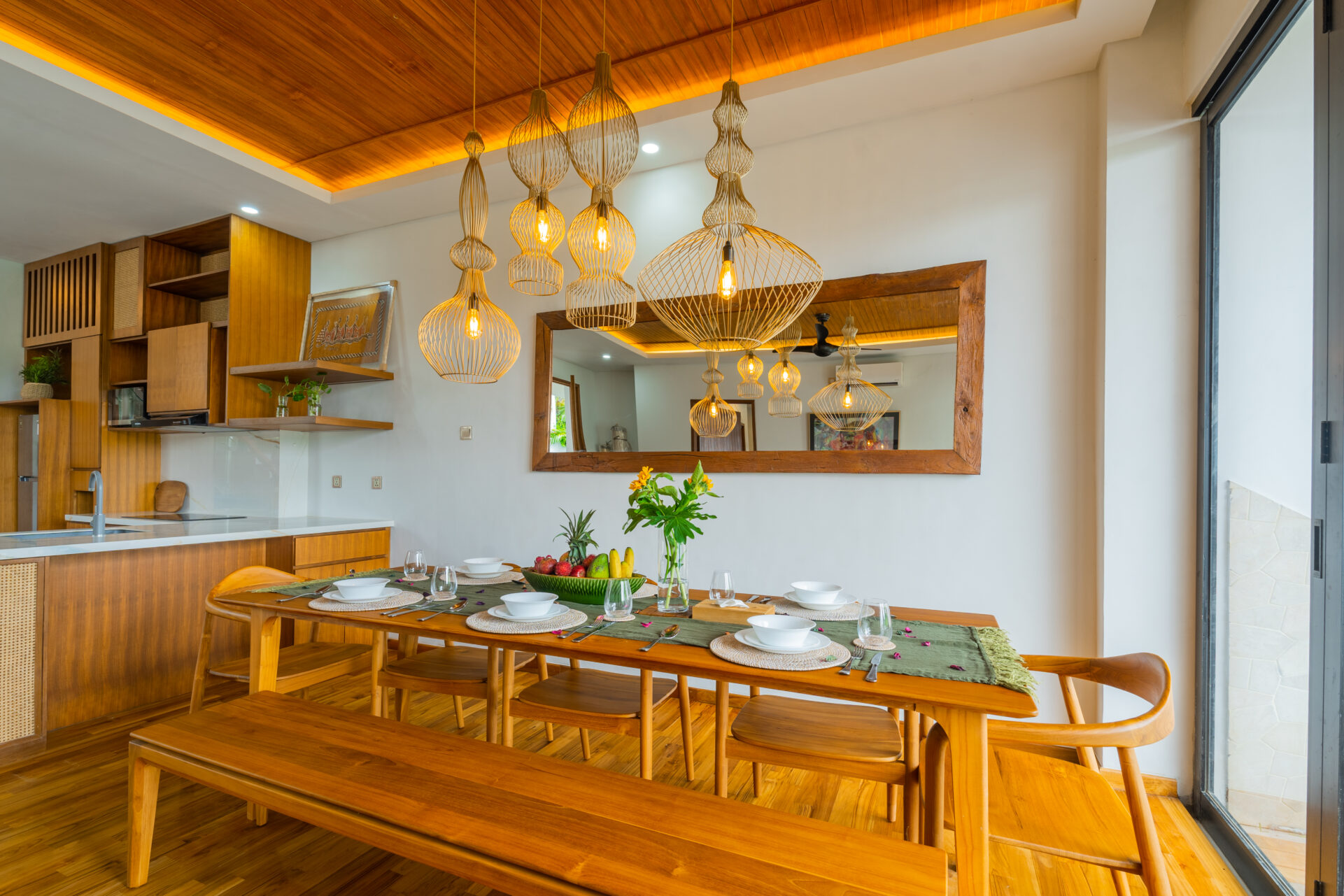 Modern 4-Bedroom Rice Field Villa in Pererenan — image 5