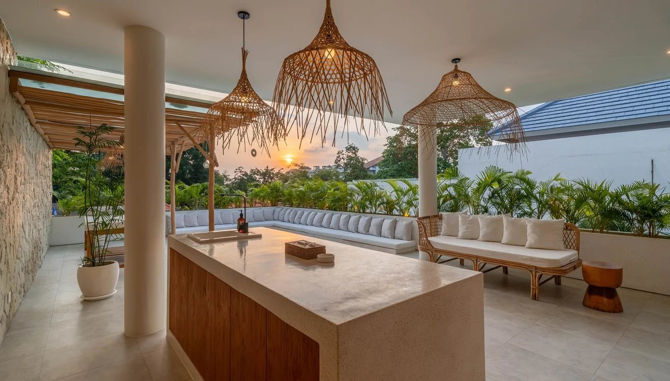 Modern 6-Bedroom Villa with Rooftop Jacuzzi & Private Pool in Umalas — image 9
