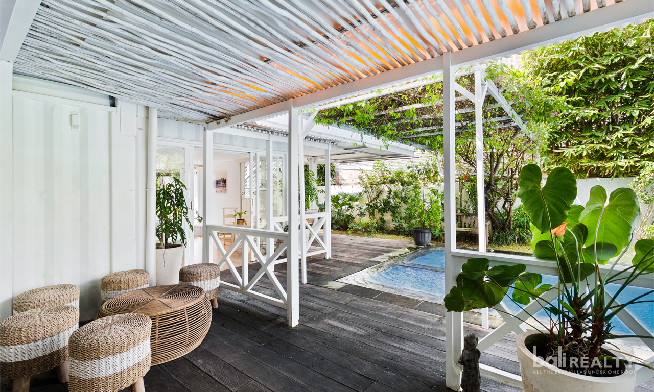 Prime Pererenan Location: Modern Four-Bedroom Villa with Jacuzzi and Rooftop, just a Short Walk to the Beach 2964 — image 1