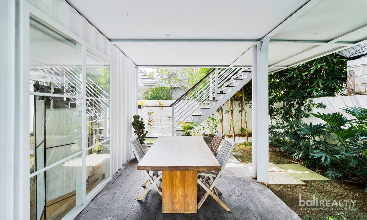 Prime Pererenan Location: Modern Four-Bedroom Villa with Jacuzzi and Rooftop, just a Short Walk to the Beach 2964 — image 2