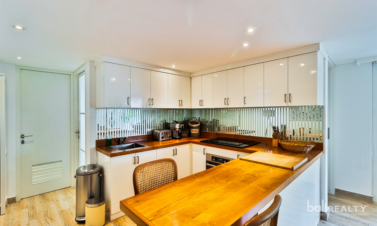Prime Pererenan Location: Modern Four-Bedroom Villa with Jacuzzi and Rooftop, just a Short Walk to the Beach 2964 — image 7