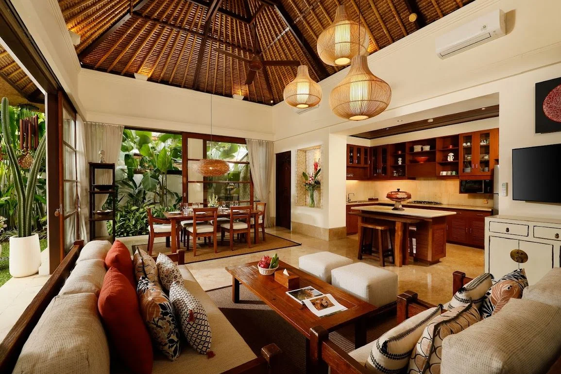 Tropical 3-Bedroom Villa with Private Pool Near Jimbaran Beach — image 8