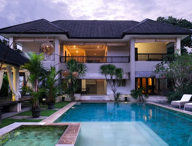 Elegant 6-Bedroom Villa with Huge Sofa Lounge & Open-Air Living in Nusa Dua — image 3