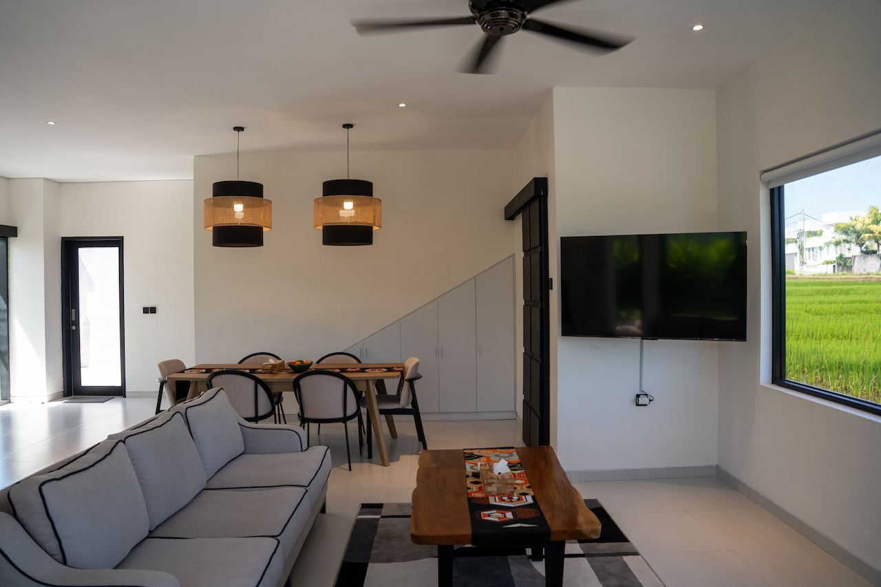 Elegant 3-Bedroom Home Overlooking Rice Fields in Tumbak Bayuh — image 3