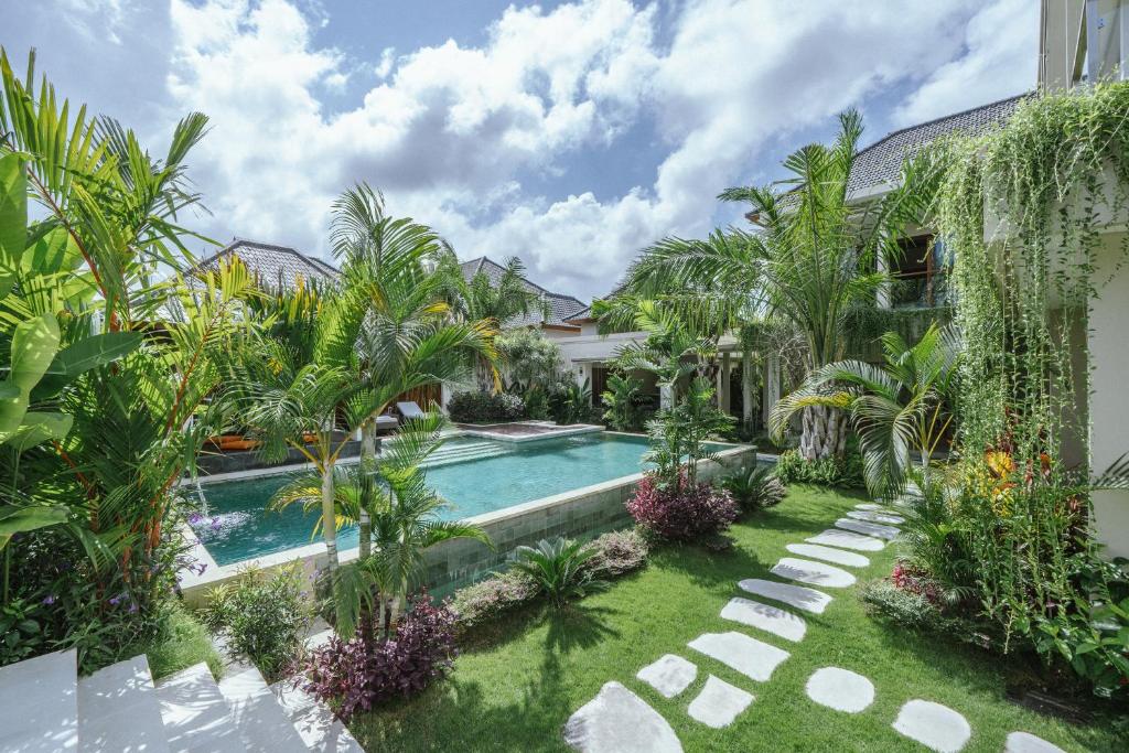 Spacious Tropical Estate 5 Bedroom Private Villa in Canggu — image 2