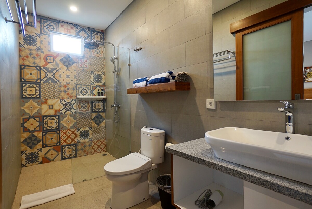Joyful Poolside Retreat 3 Bedroom Private Villa in Canggu — image 4