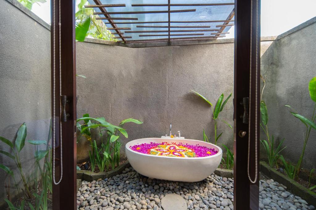 Sunlit Balcony Escape 3 Bedroom Private Villa in Canggu — image 11