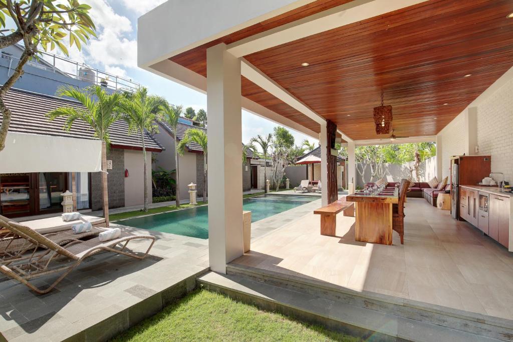 Sunny Beachside Haven 4 Bedroom Private Villa in Jimbaran — image 5