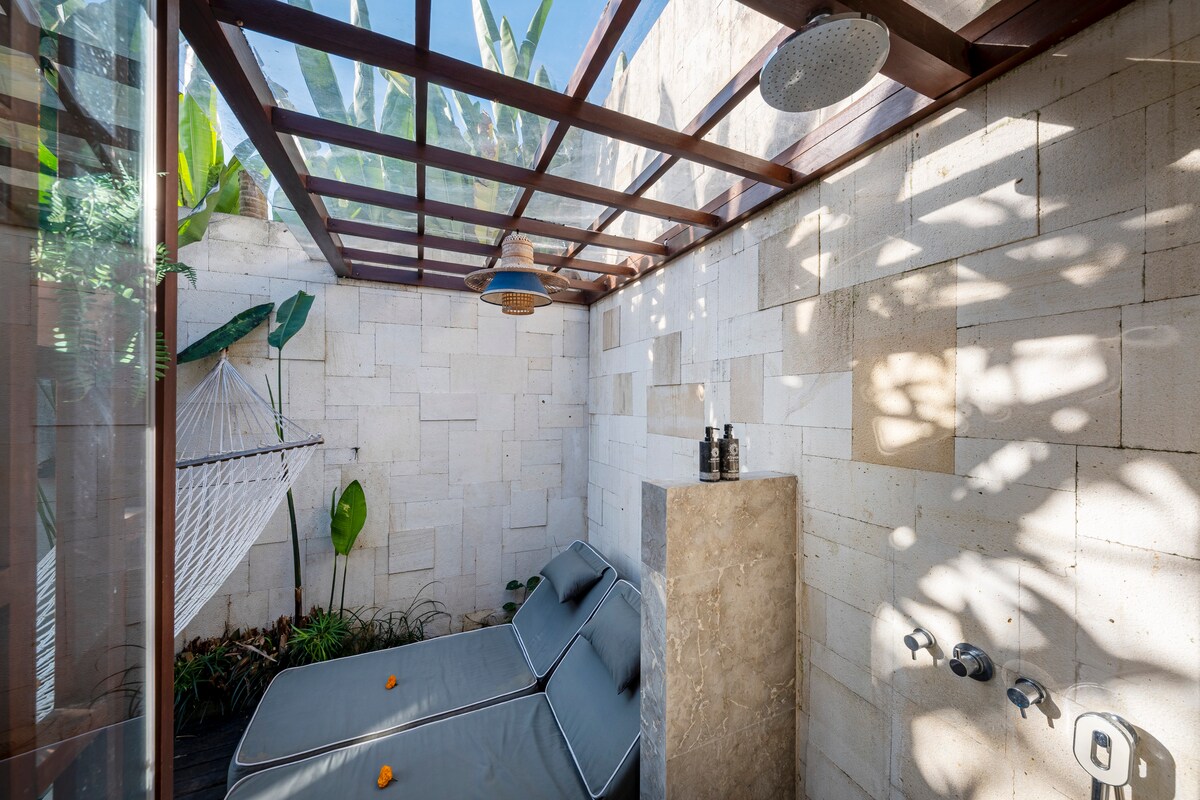 Ultimate Jungle Romance 1 Bedroom Private Villa in Ubud — image 11